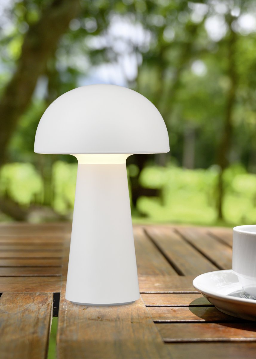 Lennon 22cm Blanco portátil De Trio Lighting - La l&aacute;mpara de mesa Lennon combina un dise&ntilde;o elegante con una funci&oacute;n pr&aacute;ctica y es perfecta para uso en interiores y exteriores.