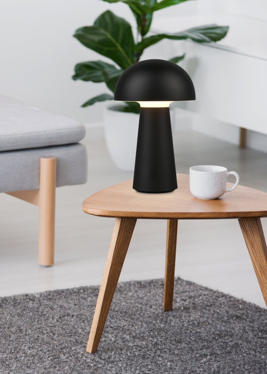 Lennon 22cm Negro portátil De Trio Lighting - La l&aacute;mpara de mesa Lennon combina un dise&ntilde;o elegante con una funci&oacute;n pr&aacute;ctica y es perfecta para uso en interiores y exteriores.