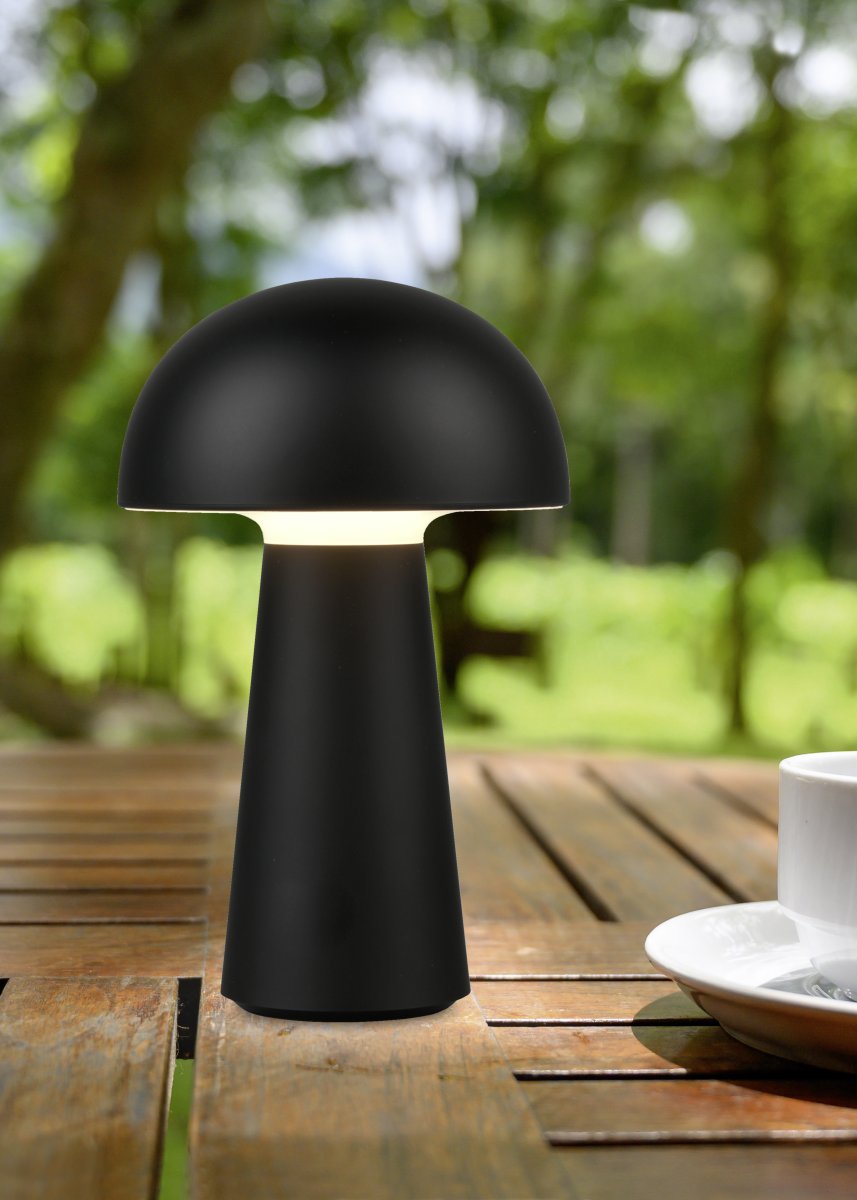 Lennon 22cm Negro portátil De Trio Lighting - La l&aacute;mpara de mesa Lennon combina un dise&ntilde;o elegante con una funci&oacute;n pr&aacute;ctica y es perfecta para uso en interiores y exteriores.