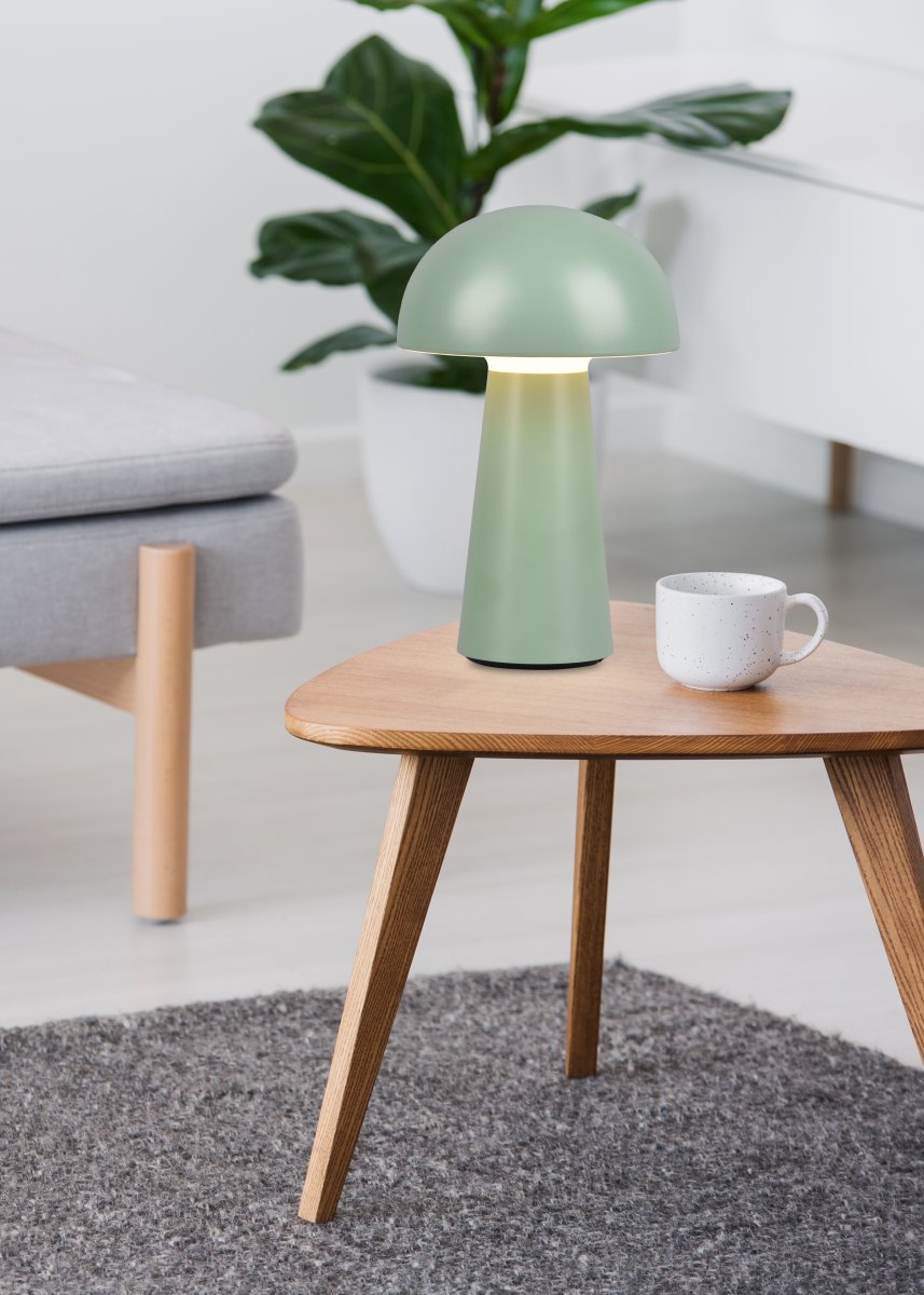 Lennon 22cm Verde portátil De Trio Lighting - La l&aacute;mpara de mesa Lennon combina un dise&ntilde;o elegante con una funci&oacute;n pr&aacute;ctica y es perfecta para uso en interiores y exteriores.