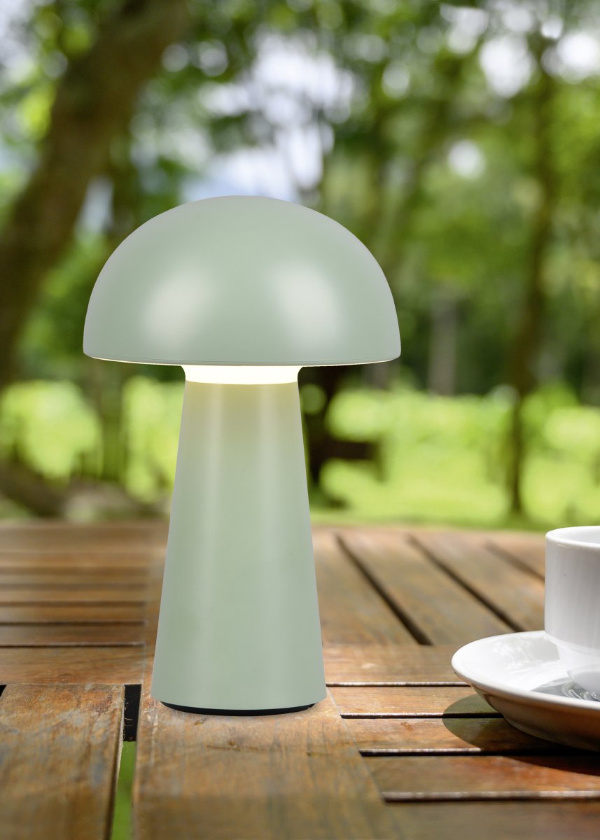 Lennon 22cm Verde portátil De Trio Lighting - La l&aacute;mpara de mesa Lennon combina un dise&ntilde;o elegante con una funci&oacute;n pr&aacute;ctica y es perfecta para uso en interiores y exteriores.