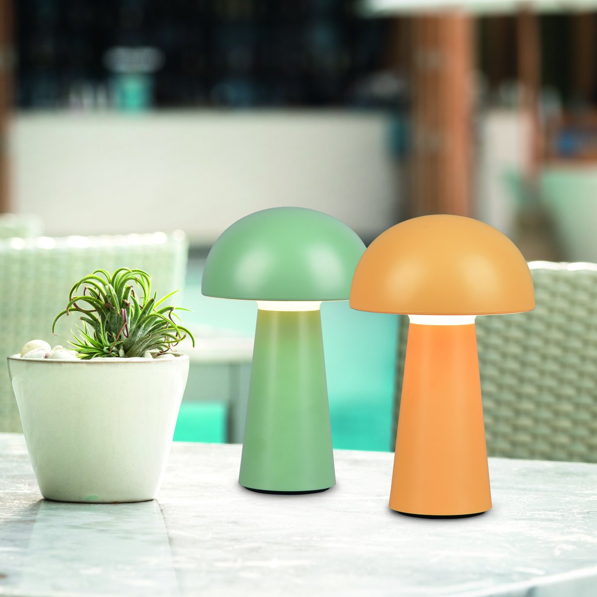 Lennon 22cm Verde portátil De Trio Lighting - La l&aacute;mpara de mesa Lennon combina un dise&ntilde;o elegante con una funci&oacute;n pr&aacute;ctica y es perfecta para uso en interiores y exteriores.