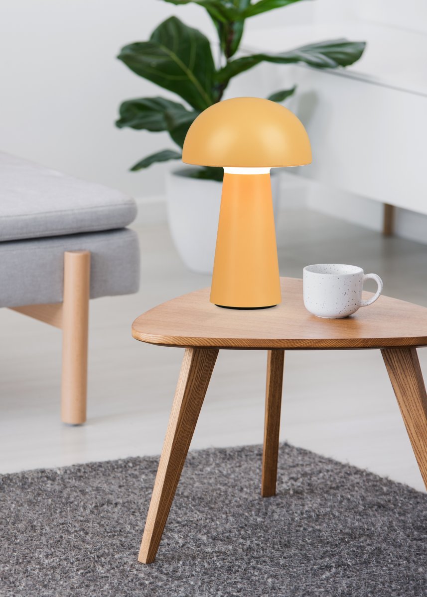 Lennon 22cm Oro portátil De Trio Lighting - La lámpara de mesa Lennon combina un diseño elegante con una función práctica y es perfecta para uso en interiores y exteriores.