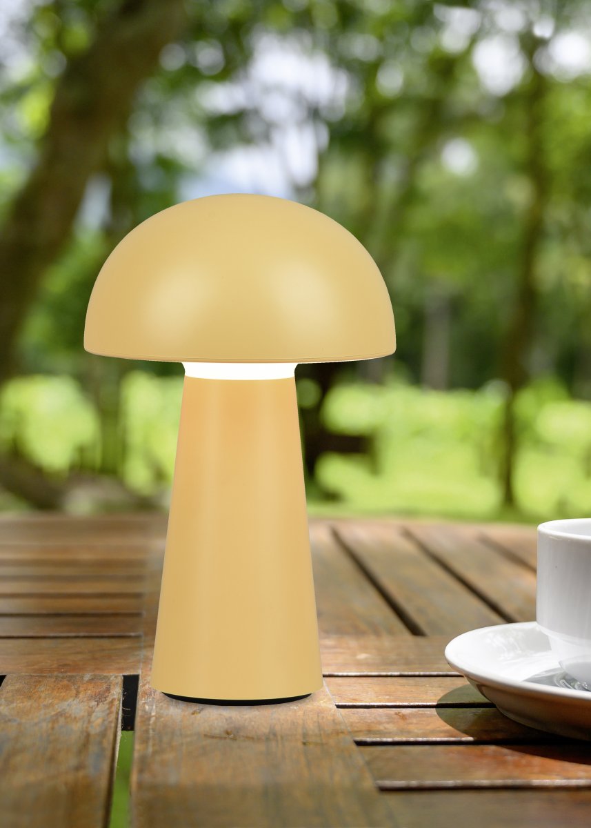 Lennon 22cm Oro portátil De Trio Lighting - La lámpara de mesa Lennon combina un diseño elegante con una función práctica y es perfecta para uso en interiores y exteriores.