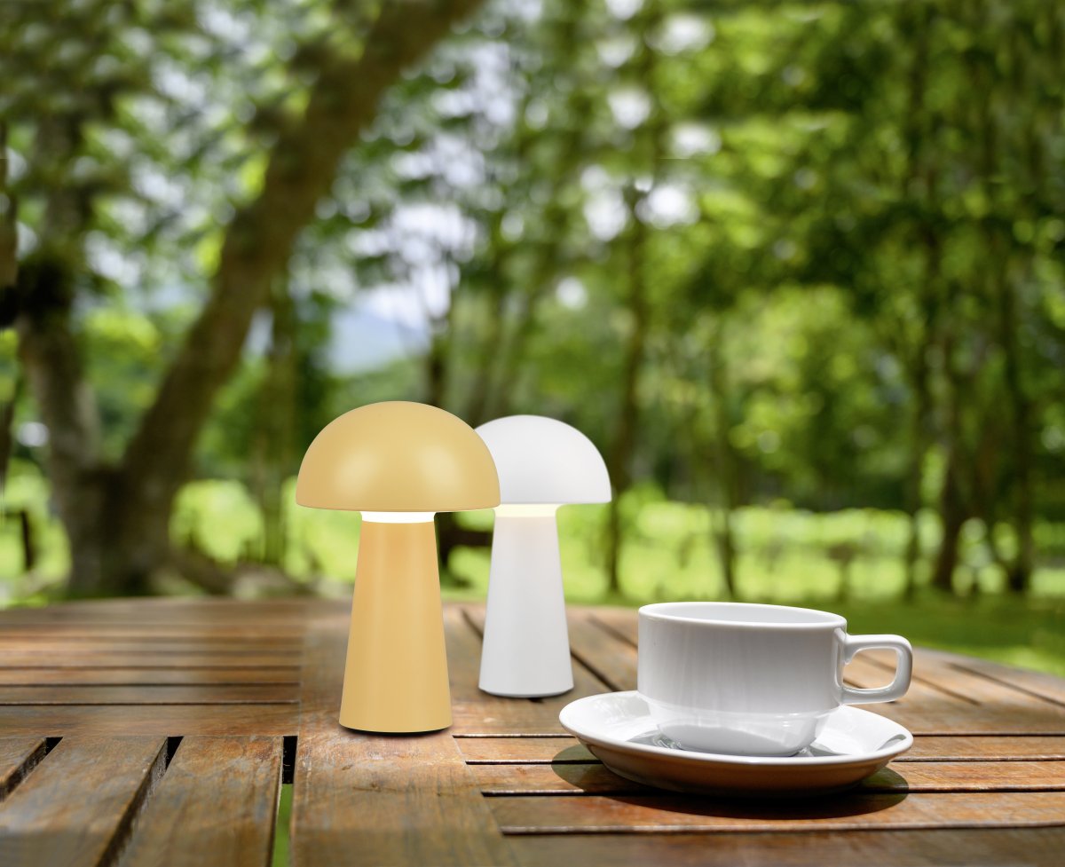 Lennon 22cm Oro portátil De Trio Lighting - La lámpara de mesa Lennon combina un diseño elegante con una función práctica y es perfecta para uso en interiores y exteriores.