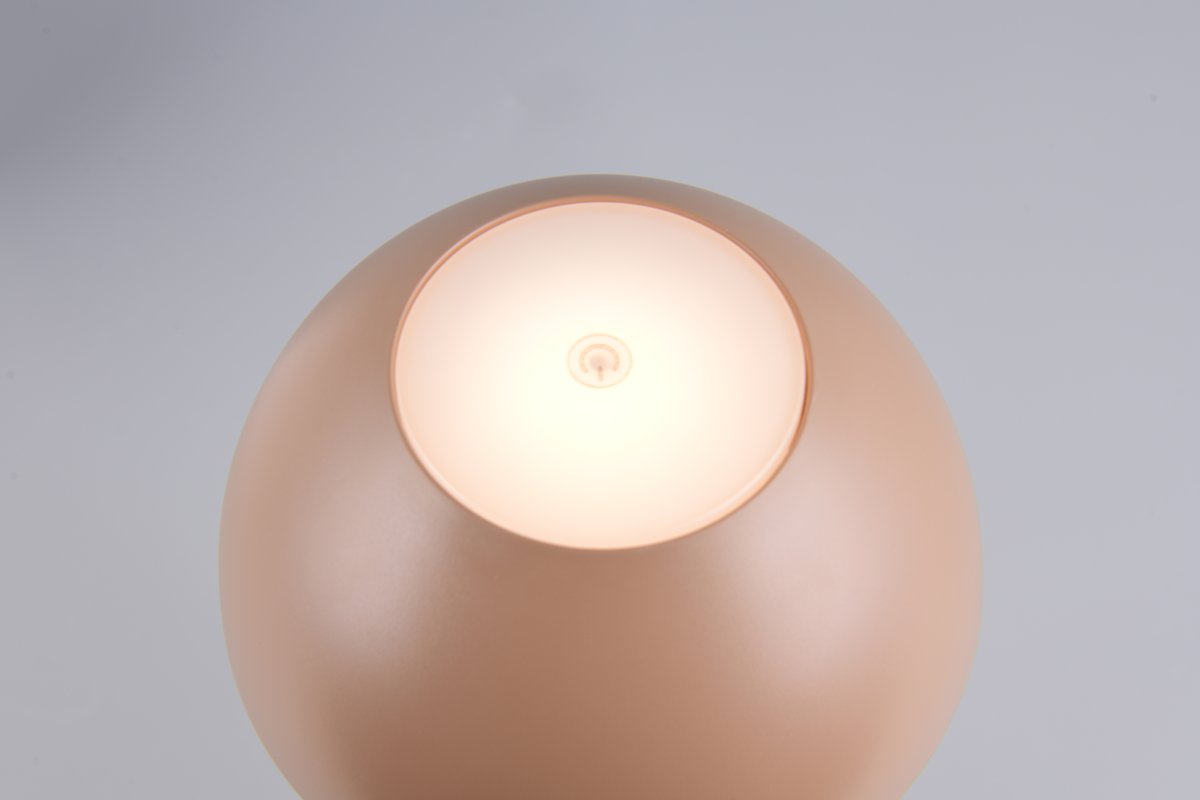 Ricardo 30cm Marrón claro portátil De Trio Lighting - Hay un interruptor táctil en la parte superior de la pantalla que le permite atenuar cómodamente el brillo a tres niveles diferentes.