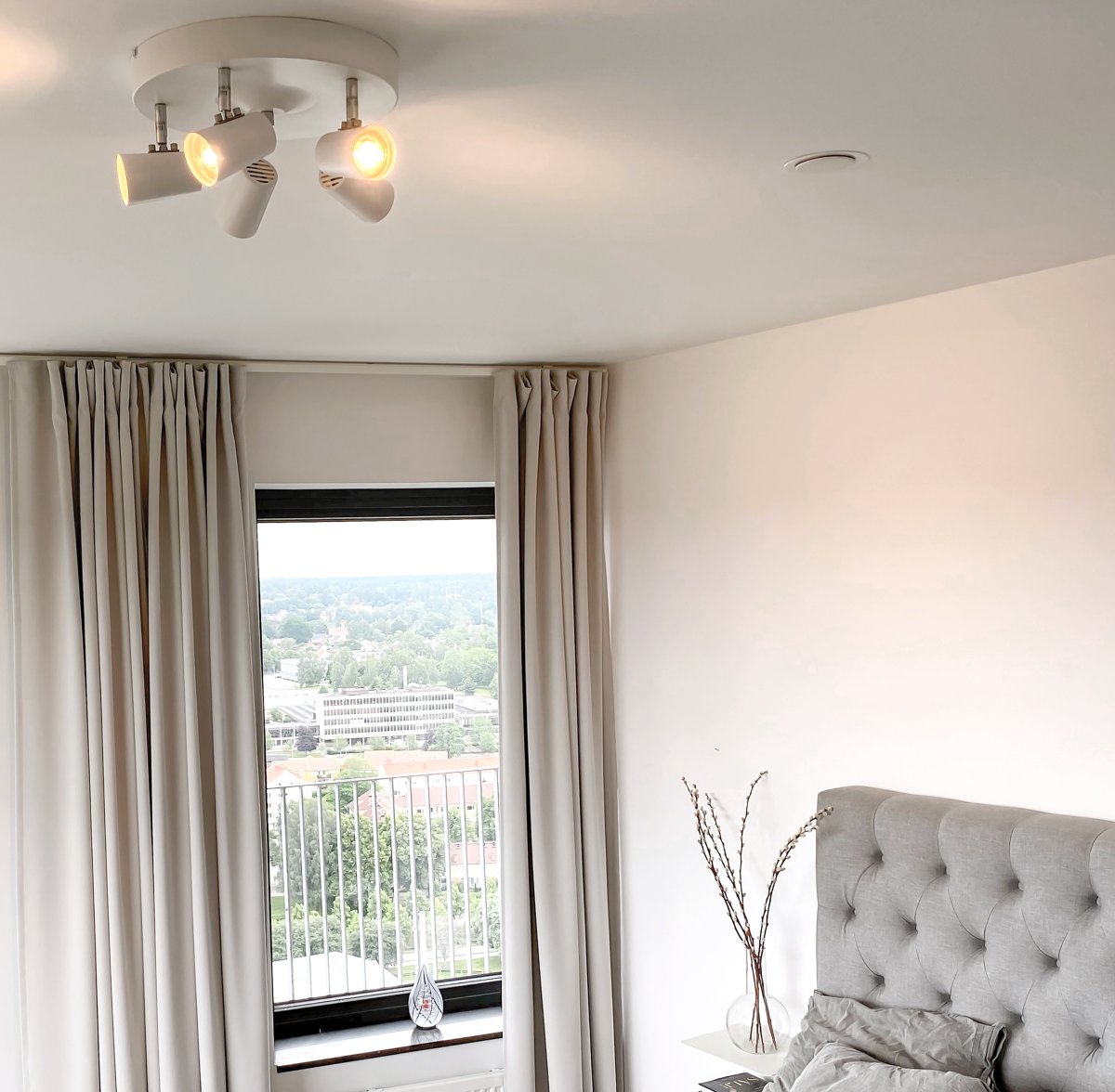 Pilot 5 Blanco foco de techo De Aneta Lighting - Foco de techo piloto fabricado en metal de color blanco.