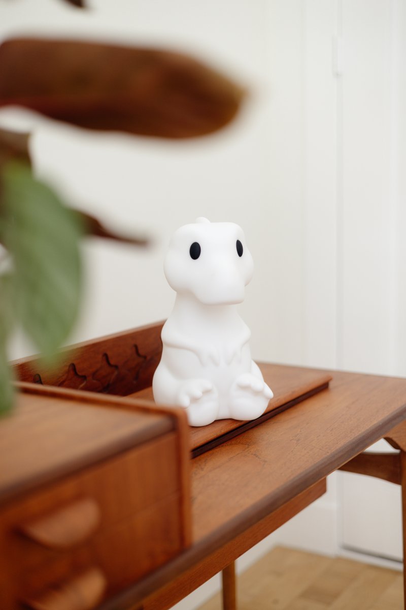 Rena First Light Blanco lámpara infantil De Mr Maria - Rena tiene la forma de un dulce y amigable Tyrannosaurus Rex y es un compa&ntilde;ero seguro para las comidas nocturnas, la lectura de cuentos antes de dormir y los sue&ntilde;os.