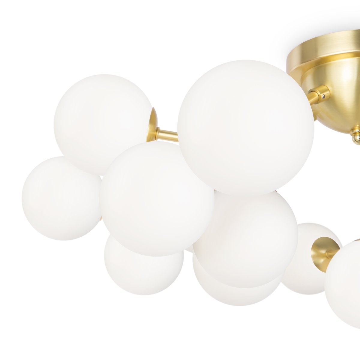 Dallas 20 Oro plafón De Maytoni - La sofisticada estructura de metal, combinada con las esferas de vidrio opalino blanco, la convierte en un verdadero punto de atracción, ideal para espacios amplios como salas de estar o comedores.