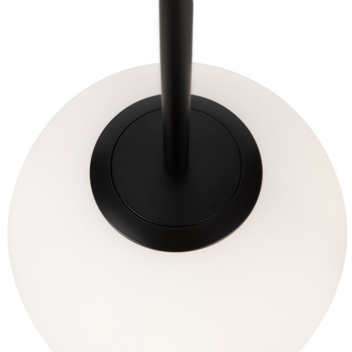 Basic form Ø20 Negro Lámpas de techo De Maytoni - Con su globo de cristal opalino suave y una fina carcasa de metal con acabado negro, la lámpara proporciona una luz hermosa y agradable que se adapta perfectamente a estilos interiores modernos y clásicos.