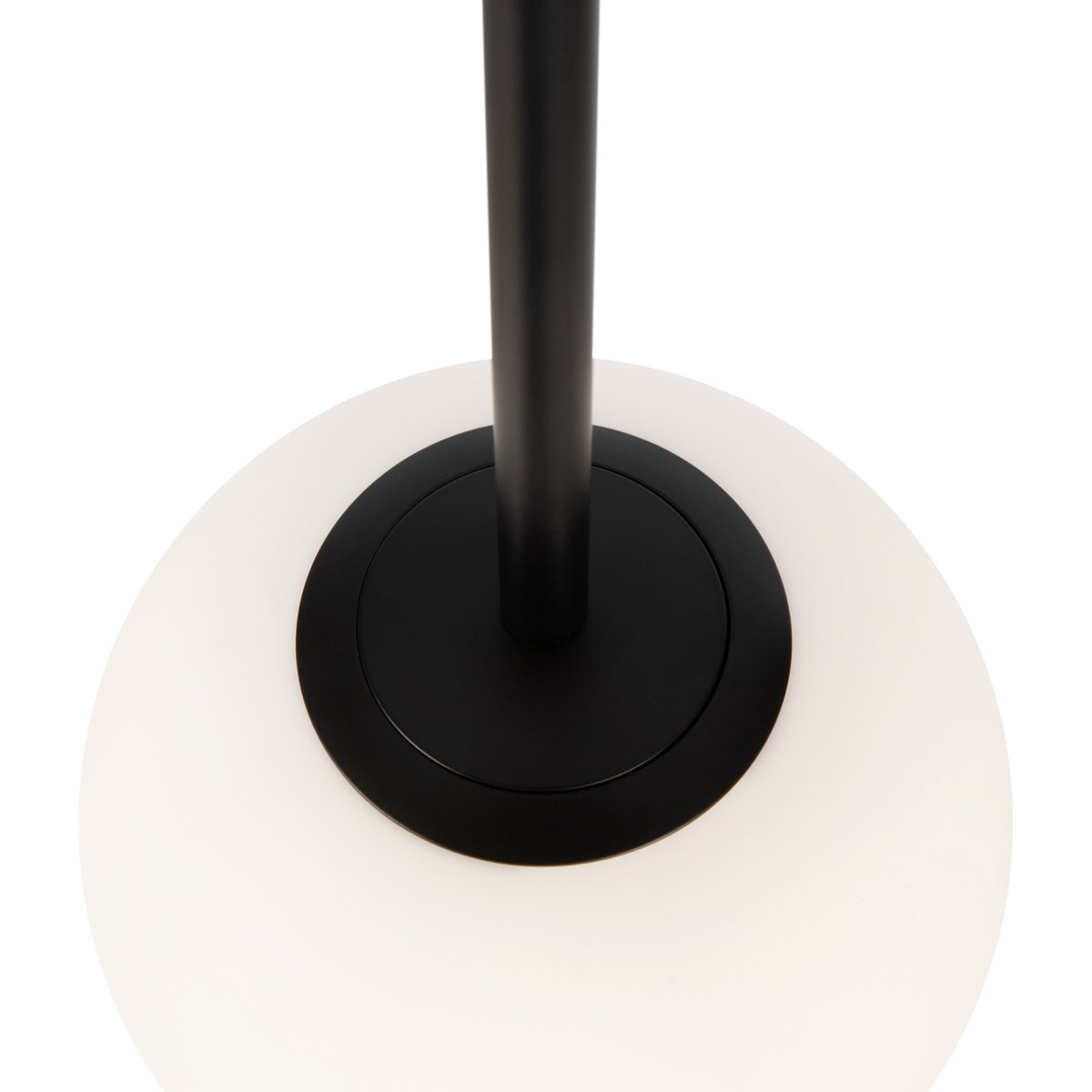 Basic form Ø15 Negro Lámpas de techo De Maytoni - Con su globo de cristal opalino suave y una fina carcasa de metal con acabado negro, la lámpara proporciona una luz hermosa y agradable que se adapta perfectamente a estilos interiores modernos y clásicos.
