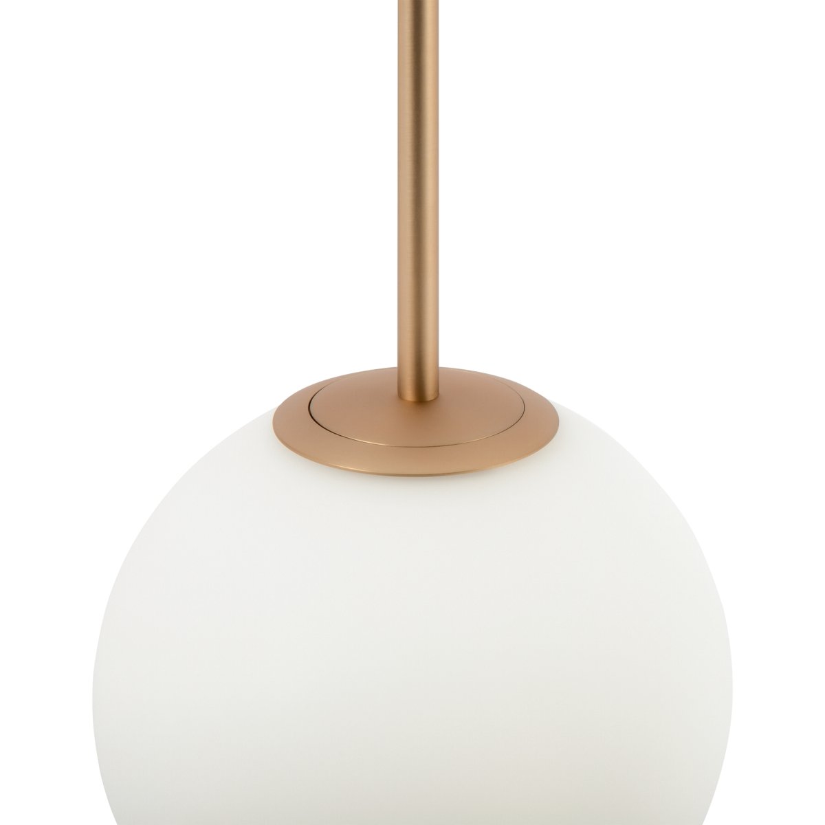 Basic form Ø20 Oro Lámpas de techo De Maytoni - Con su globo de cristal opalino suave y una fina carcasa de metal con aspecto dorado, la lámpara proporciona una luz hermosa y agradable que se adapta perfectamente a estilos interiores modernos y clásicos.