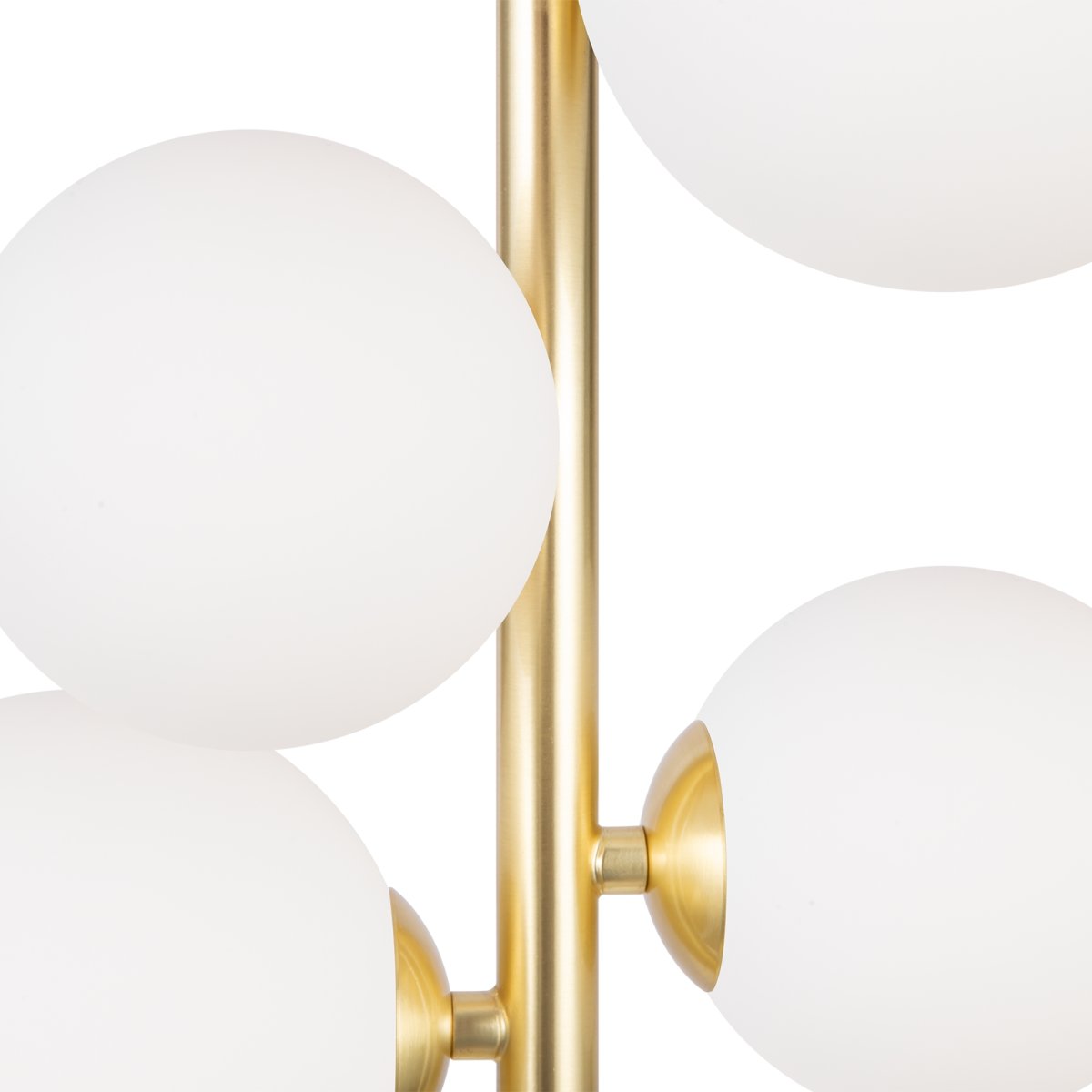 Dallas Ø30 Oro Lámpas de techo De Maytoni - La sofisticada estructura de metal, combinada con las esferas de vidrio opalino blanco, la convierte en un verdadero punto de atracción y se integra perfectamente en espacios pequeños como salas de estar o comedores.