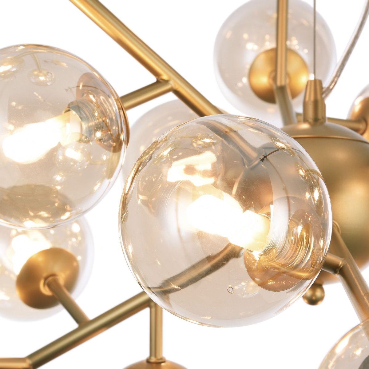 Dallas Ø65 Oro Lámpas de techo De Maytoni - Su diseño único, con cúpulas redondas de vidrio en diferentes direcciones, crea un juego de luz dramático y elegante que llena la habitación de calidez y carácter.