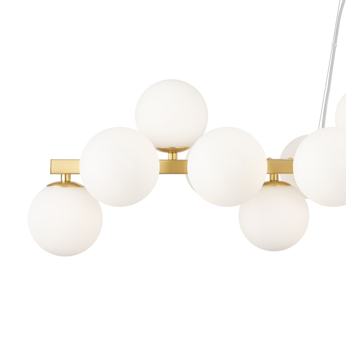 Dallas 123cm Oro Lámpas de techo De Maytoni - La sofisticada estructura de metal, combinada con las esferas de vidrio opalino blanco, la convierte en un verdadero punto de atracción, ideal para espacios amplios como salas de estar o comedores.