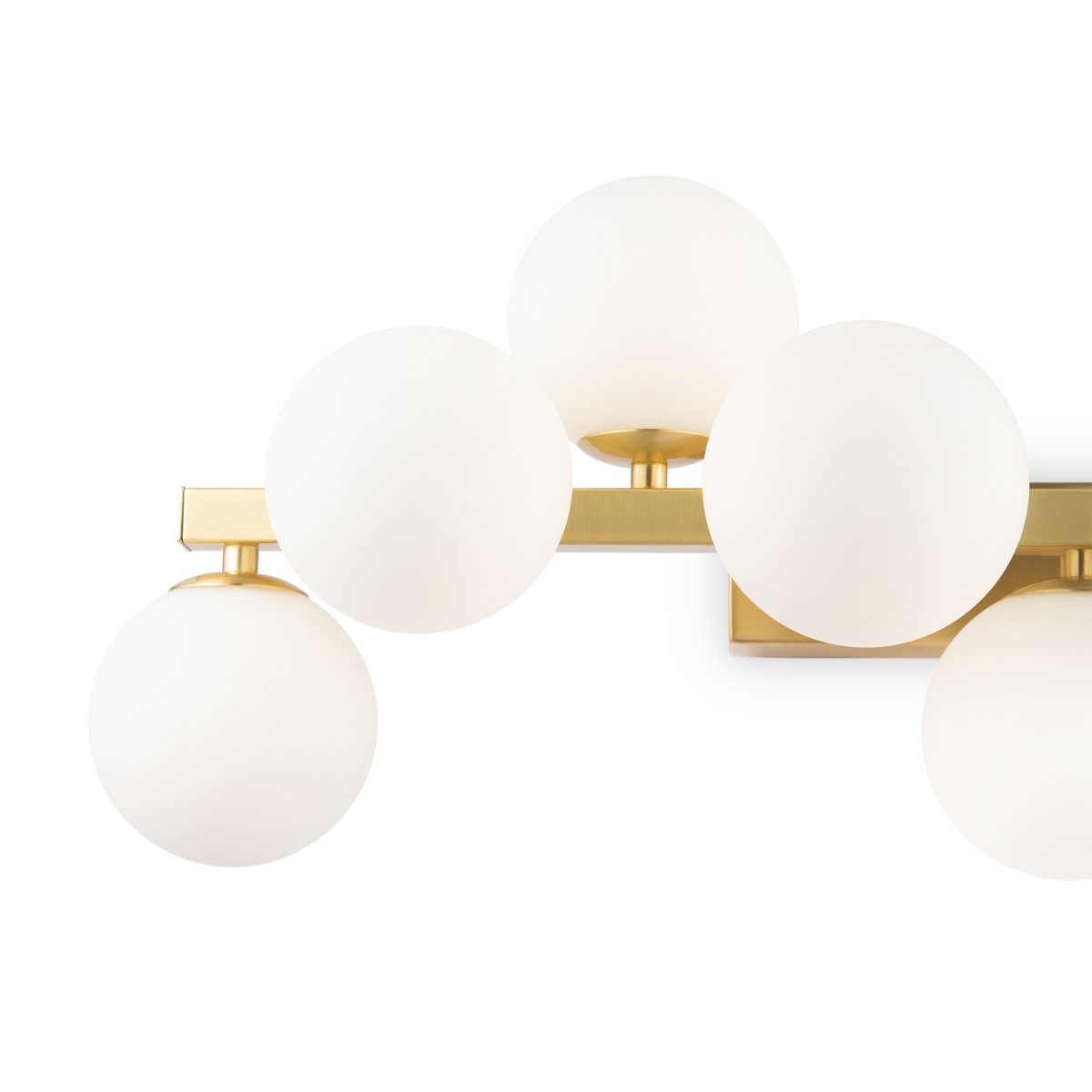 Dallas 65cm Oro lámpara de pared De Maytoni - La sofisticada estructura de metal, combinada con los globos de vidrio opalino blanco, la convierte en un verdadero punto de atracción, ideal para espacios amplios como salas de estar o comedores.