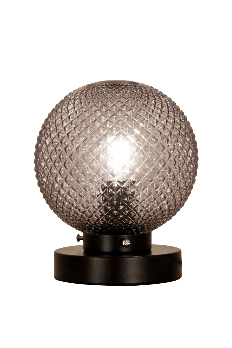 Flory 20cm Color humo lámpara de mesa De Aneta Lighting - El vidrio decorativo rodea la fuente de luz y crea una distribuci&oacute;n de luz c&aacute;lida y armoniosa en la habitaci&oacute;n.