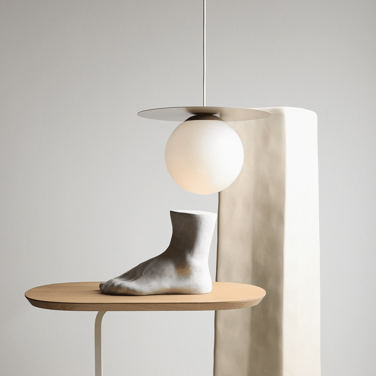 Loop Ø34 Beige Lámpas de techo De Artera - La cúpula redonda de cristal opalino tiene un diámetro de 20 cm y garantiza una hermosa distribución de la luz en la habitación.