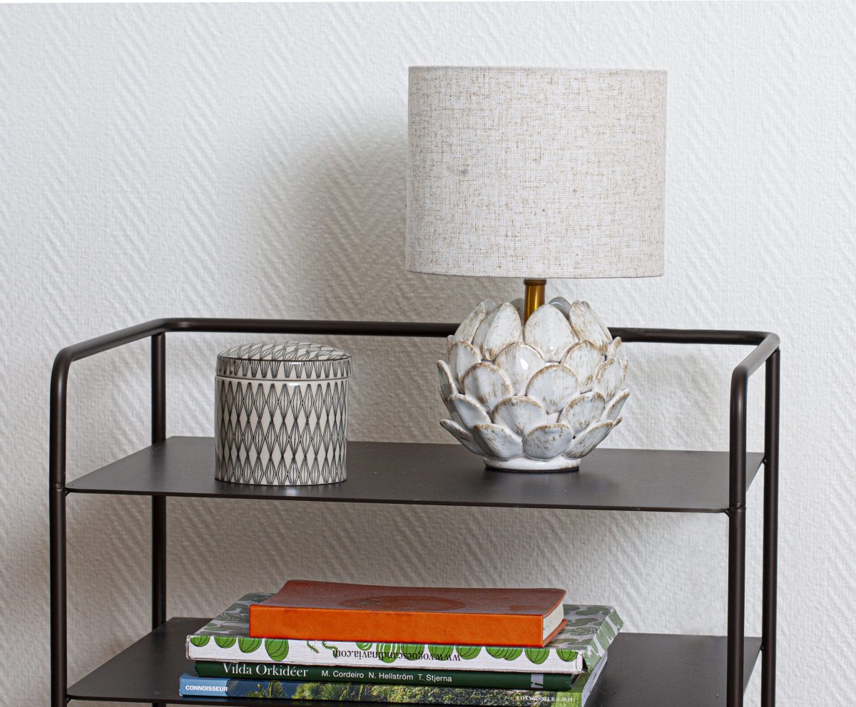 Rosanna 30cm Beige lámpara de mesa De Cottex - La base de la lámpara de cerámica en color blanco rústico, combinada con la pantalla de lino beige, contribuye a crear una atmósfera armoniosa en la estancia.