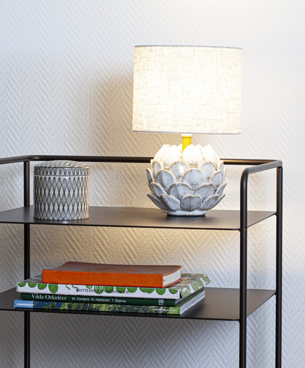 Rosanna 30cm Beige lámpara de mesa De Cottex - La base de la lámpara de cerámica en color blanco rústico, combinada con la pantalla de lino beige, contribuye a crear una atmósfera armoniosa en la estancia.