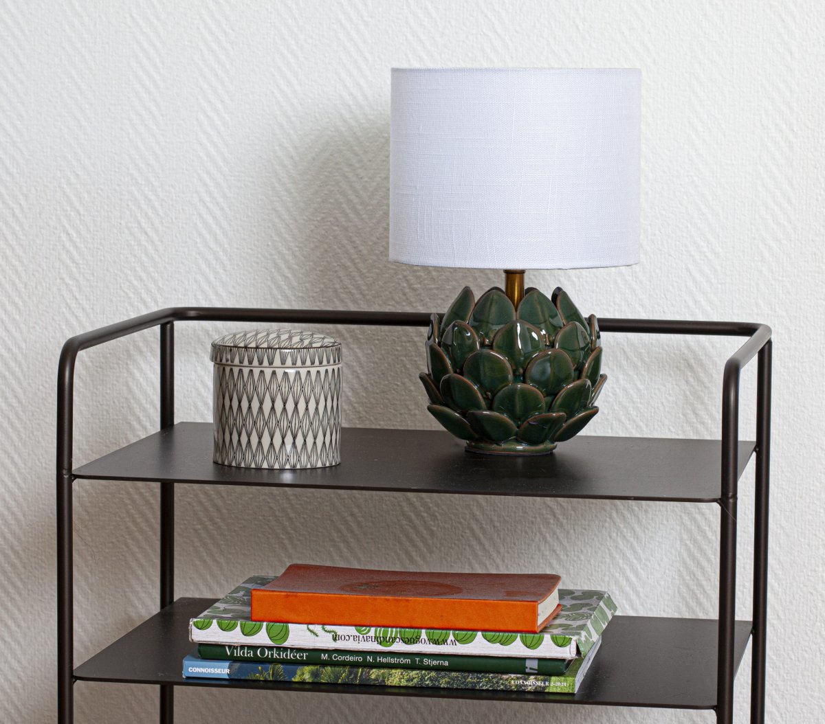 Rosanna 30cm Verde lámpara de mesa De Cottex - La base de la lámpara de cerámica en color verde oscuro brillante, combinada con la pantalla de lino blanco, contribuye a crear una atmósfera armoniosa en la estancia.