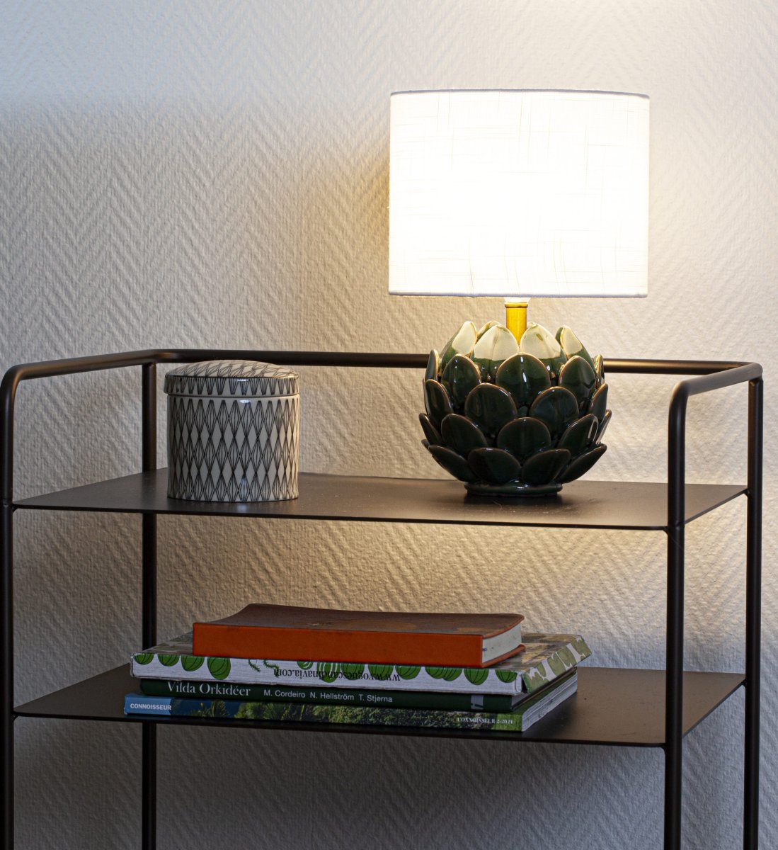 Rosanna 30cm Verde lámpara de mesa De Cottex - La base de la lámpara de cerámica en color verde oscuro brillante, combinada con la pantalla de lino blanco, contribuye a crear una atmósfera armoniosa en la estancia.