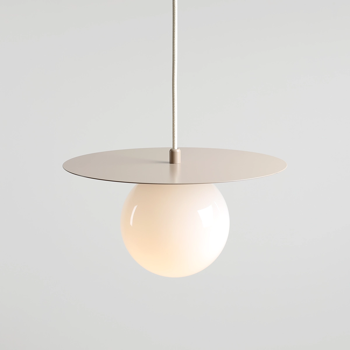 Loop Ø28 Beige Lámpas de techo De Artera - La cúpula redonda de cristal opalino tiene un diámetro de 14 cm y garantiza una hermosa distribución de la luz en la habitación.