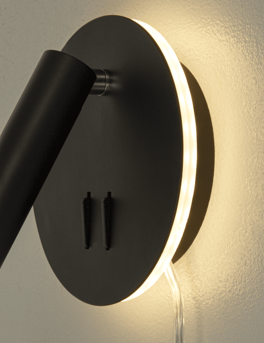 Ace Negro lámpara de lectura De Aneta Lighting - La l&aacute;mpara tiene una luz de lectura con cabezal orientable as&iacute; como una iluminaci&oacute;n indirecta que ilumina la pared alrededor de la l&aacute;mpara.