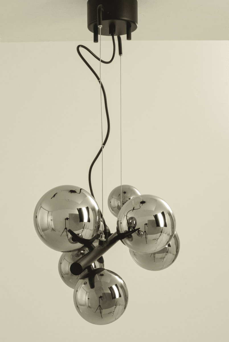 Molekyl 58cm Gris humo Lámpas de techo De Aneta Lighting - Moderna y elegante lámpara de techo de MOLEKYL fabricada en metal lacado en negro con 7 pantallas de cristal ahumado en dos colores.