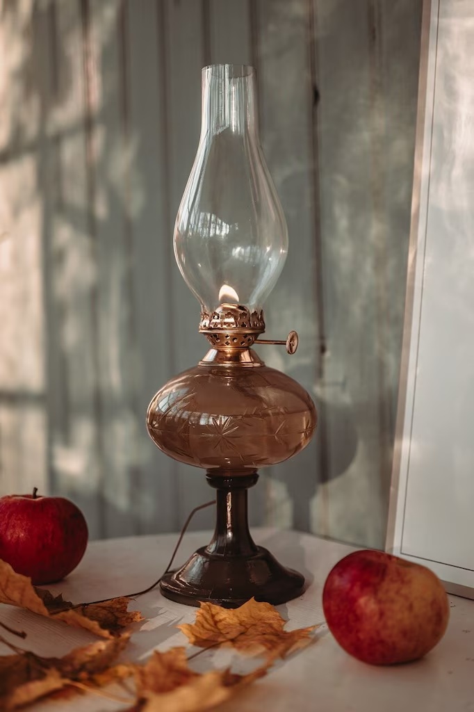 Esmeralda Marrón De Strömshaga - Su forma clásica y su elegante base hacen de Esmeralda un elemento decorativo con estilo que se integra a la perfección tanto en hogares tradicionales como modernos.