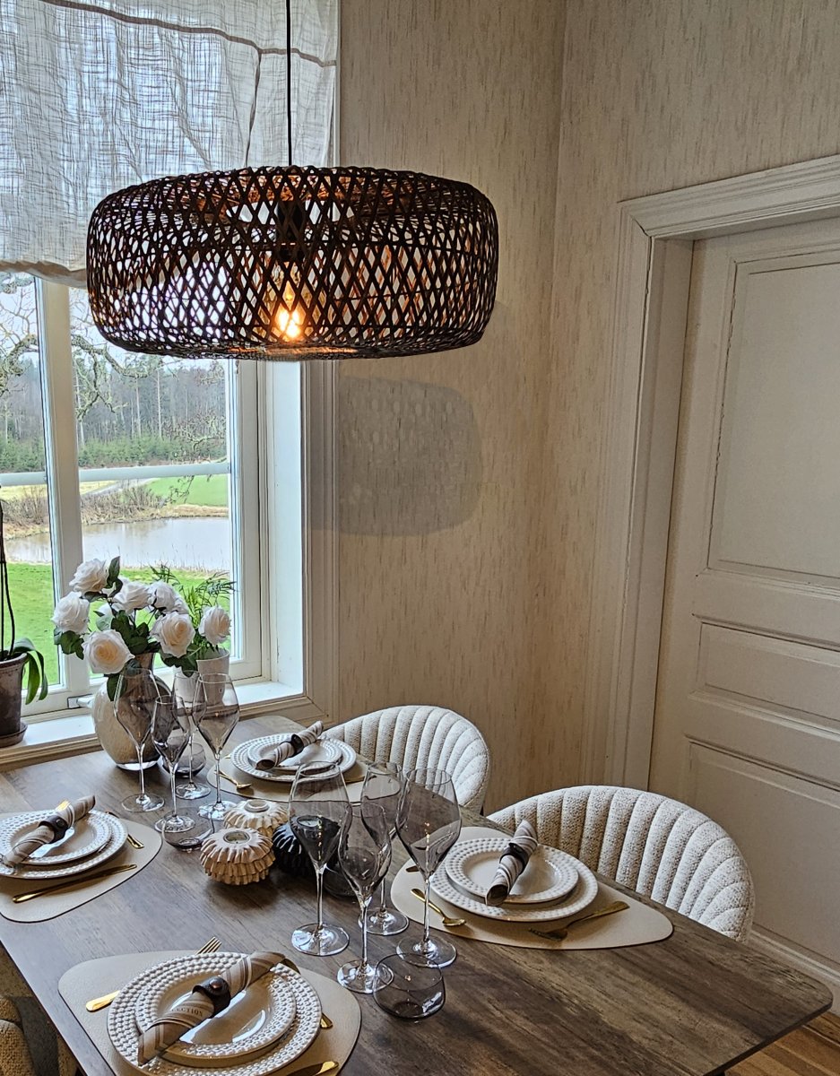 Savanna Ø57 Marrón Lámpas de techo De Aneta Lighting - La pantalla de ratán tejido proporciona una luz cálida y acogedora en la sala de estar o sobre la mesa de la cocina.