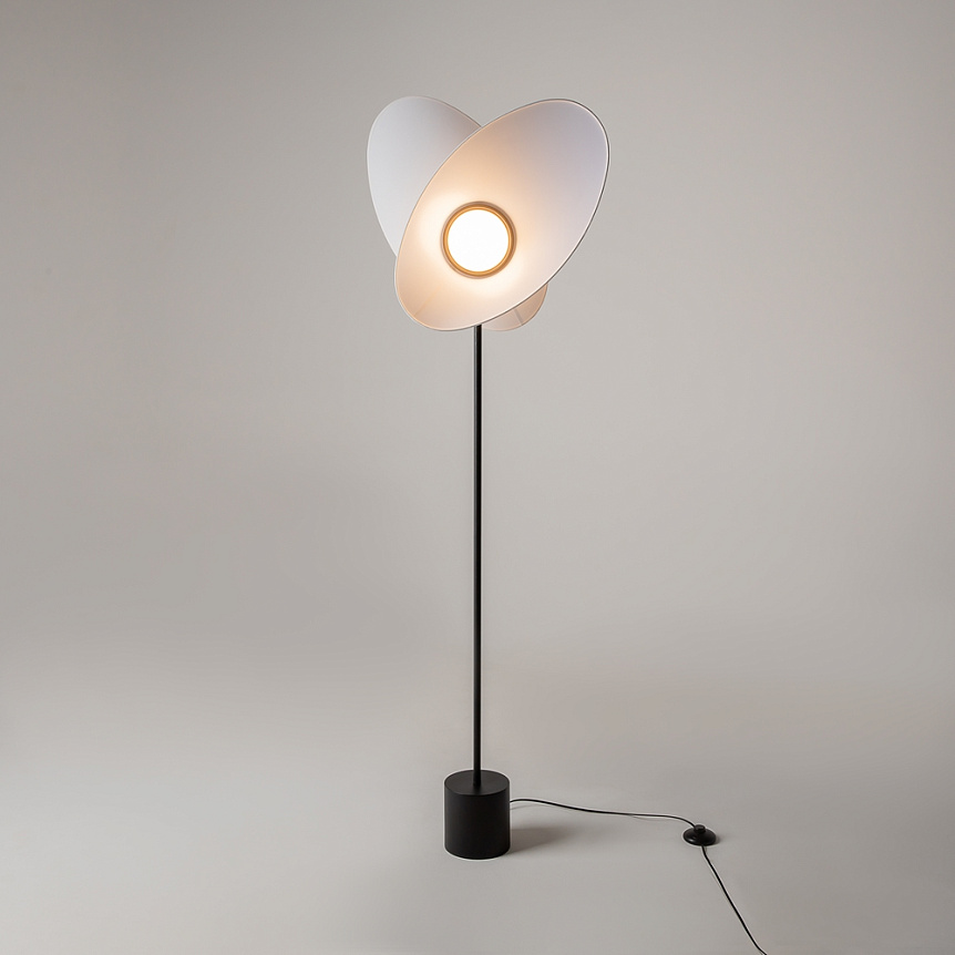 Evolution Blanco lámpara de pie De Maytoni - Evolution es una moderna l&aacute;mpara de pie LED con pantallas giratorias que permiten controlar tanto la forma como la direcci&oacute;n de la luz.