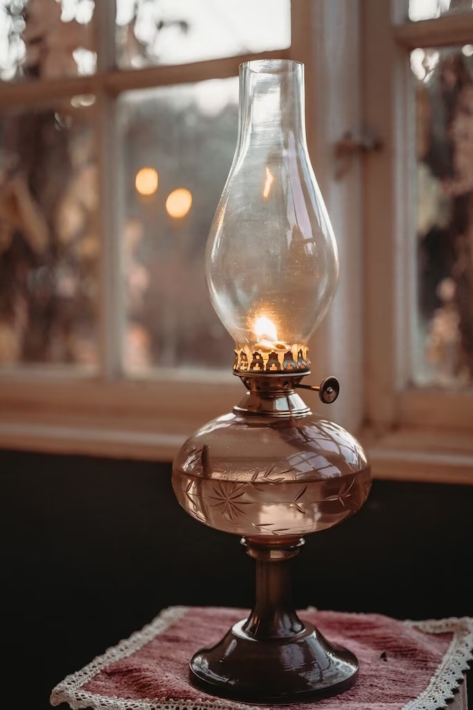 Esmeralda Marrón De Strömshaga - Su forma clásica y su elegante base hacen de Esmeralda un elemento decorativo con estilo que se integra a la perfección tanto en hogares tradicionales como modernos.