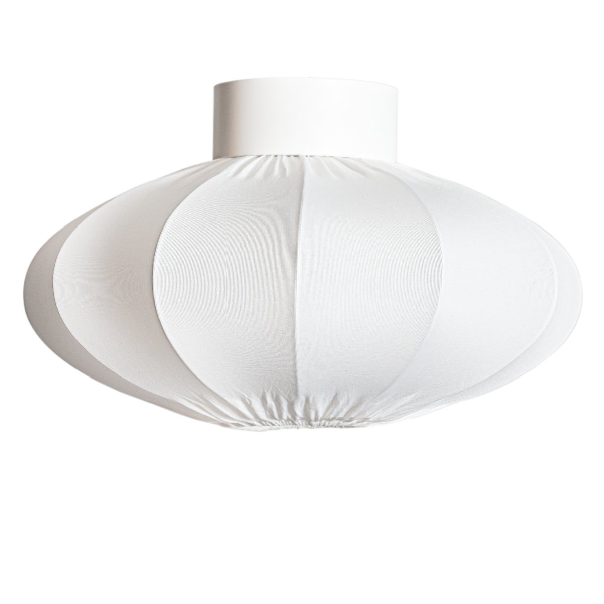 Selma Ø40 Blanco plafón De By Rydéns - Selma es una elegante l&aacute;mpara de techo de metal blanco y tela que proporciona una luz suave y agradable.