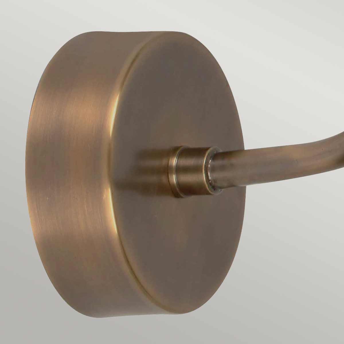 Sheldon Latón antiguo lámpara de exterior De Elstead Lighting - La lámpara de pared Sheldon en latón envejecido está inspirada en las sencillas lámparas de granero de principios del siglo XX y tiene un toque ligeramente industrial.