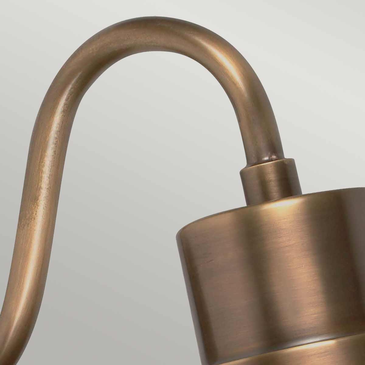 Sheldon Latón antiguo lámpara de exterior De Elstead Lighting - La lámpara de pared Sheldon en latón envejecido está inspirada en las sencillas lámparas de granero de principios del siglo XX y tiene un toque ligeramente industrial.