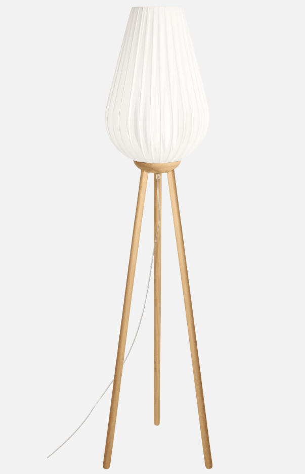 Swea Naturaleza lámpara de pie De Globen Lighting - L&aacute;mpara de pie realizada en madera de fresno aceitado y torneado.