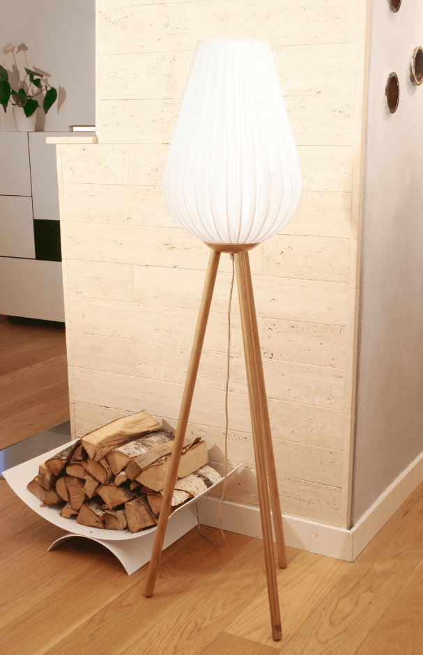 Swea Naturaleza lámpara de pie De Globen Lighting - L&aacute;mpara de pie realizada en madera de fresno aceitado y torneado.