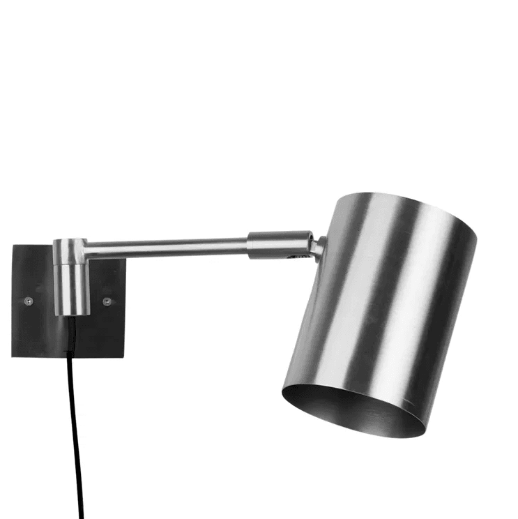 Hali acero mate lámpara de lectura De H. Skjalm P - La lámpara de pared Hali, de acero mate, es una lámpara sencilla y elegante, perfecta para la oficina, el pasillo o como lámpara de lectura en el dormitorio o junto al sofá.