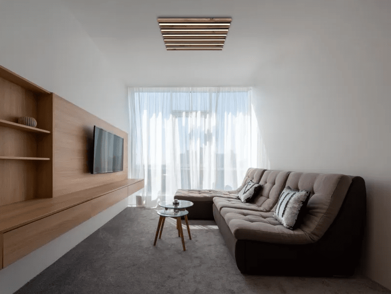 Hayden 45cm Madera plafón De Globo Lighting - Den kvadratiska plafonden Hayden &ouml;vertalar med sin moderna akustikpanel-look och bidrar med en h&auml;rlig ljusspridning i rummet.