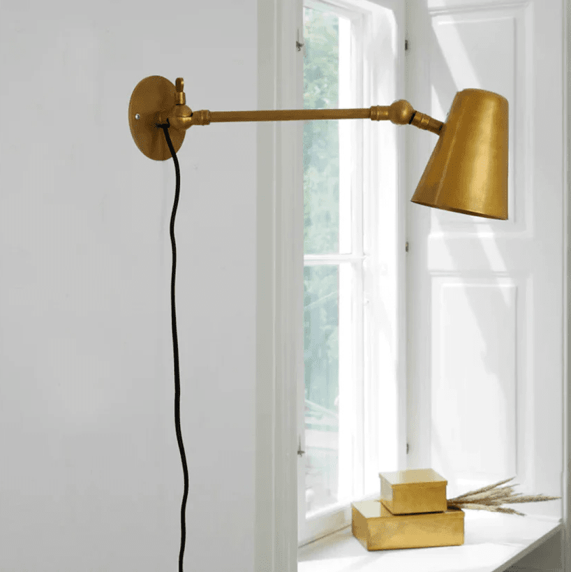 Vala Long 42cm Latón crudo lámpara de pared De H. Skjalm P - Encaja perfectamente en el pasillo, junto a la encimera de la cocina o como luz de noche junto a la cama.