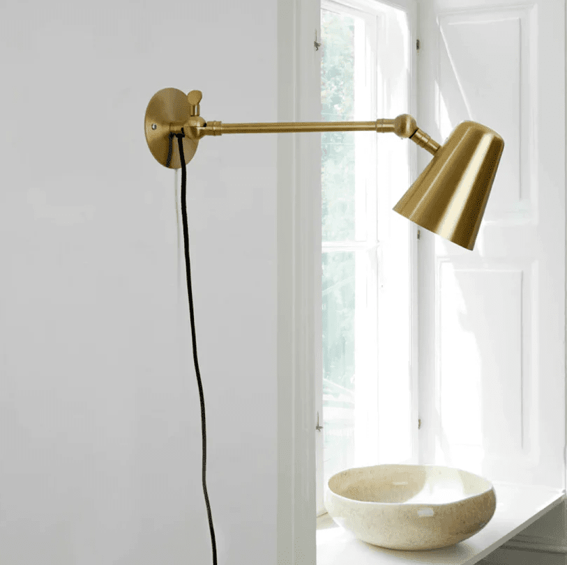 Vala Long 42cm Latón mate lámpara de pared De H. Skjalm P - Encaja perfectamente en el pasillo, junto a la encimera de la cocina o como luz de noche junto a la cama.