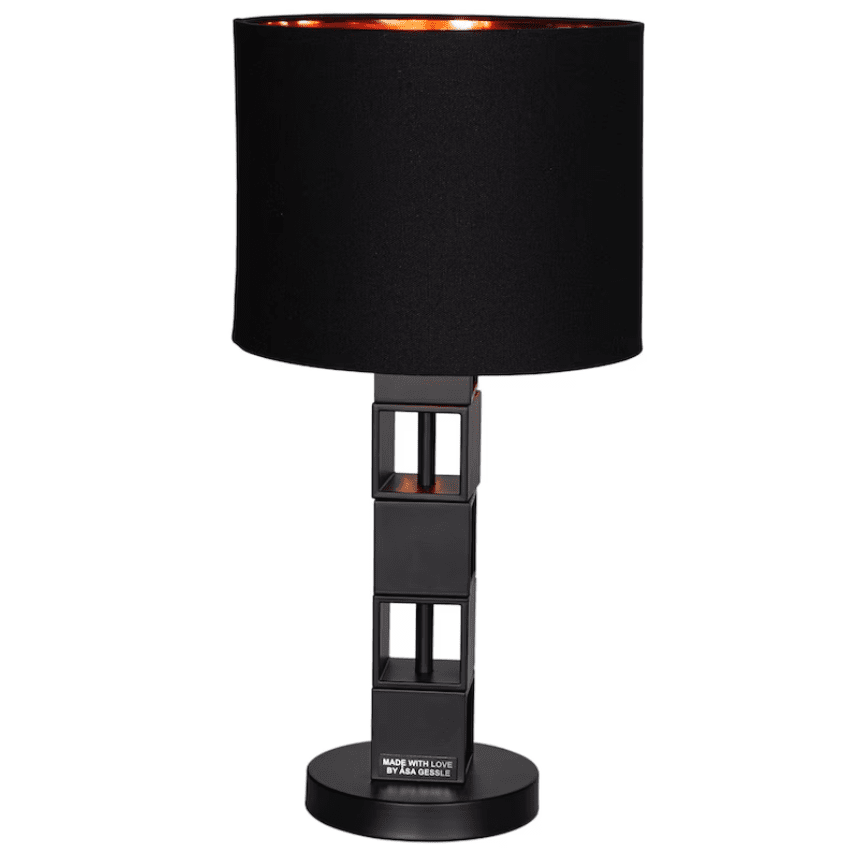 Hello Sunshine 50cm Negro lámpara de mesa De By Rydéns - La pantalla redondeada de tela negra armoniza en contraste con la base de la l&aacute;mpara m&aacute;s estrecha, que consta de bloques apilados uno encima del otro.