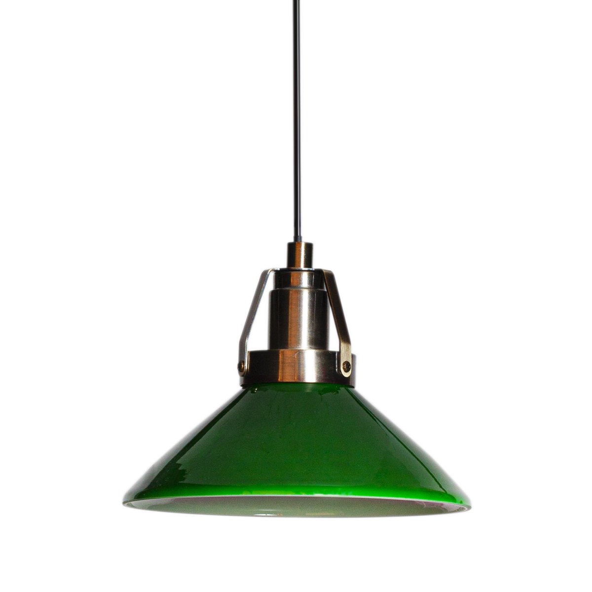 Lámpara Estilo Escuela Ø15 Verde lámpara de ventana De Cottex - L&aacute;mpara de ventana Shoemaker de metal con acabado en lat&oacute;n antiguo y cristal verde.