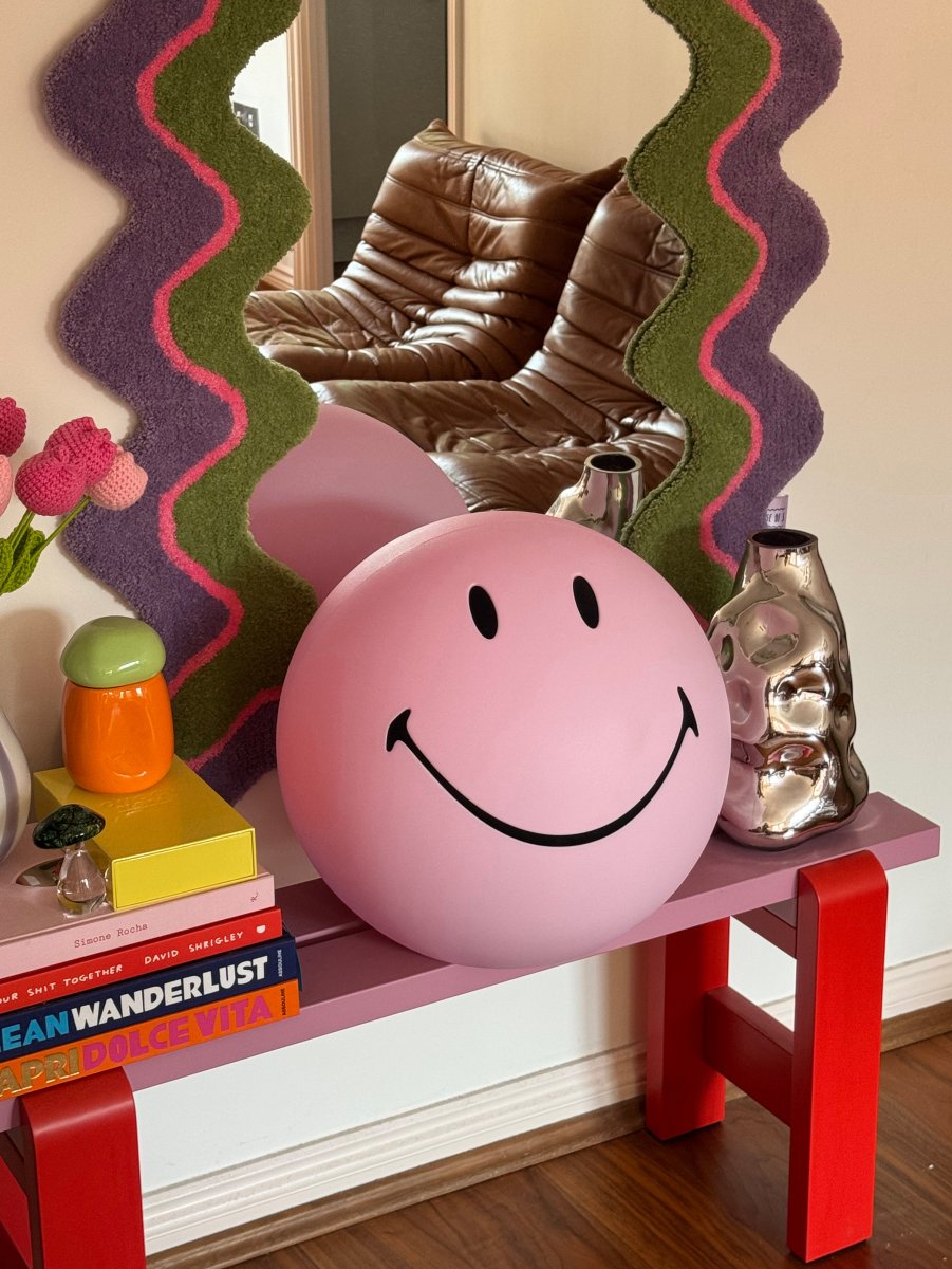 Smiley High Light Rosa lámpara infantil De Mr Maria - Smiley ilumina la habitaci&oacute;n con una luz c&aacute;lida y agradable y te sonr&iacute;e al entrar.
