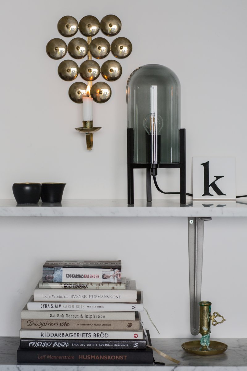 Smokey 30cm Negro mate lámpara de mesa De By Rydéns - Smokey es nuestra elegante l&aacute;mpara de mesa que encaja tan bien en una ventana como en una mesa.