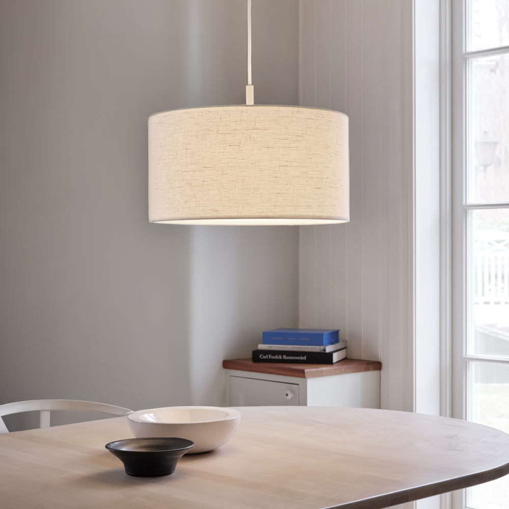 Soft Ø44 Blanco/arena Lámpas de techo De Belid - La lámpara colgante Soft es una elegante lámpara de forma ligeramente redondeada que crea una luz cálida y agradable.