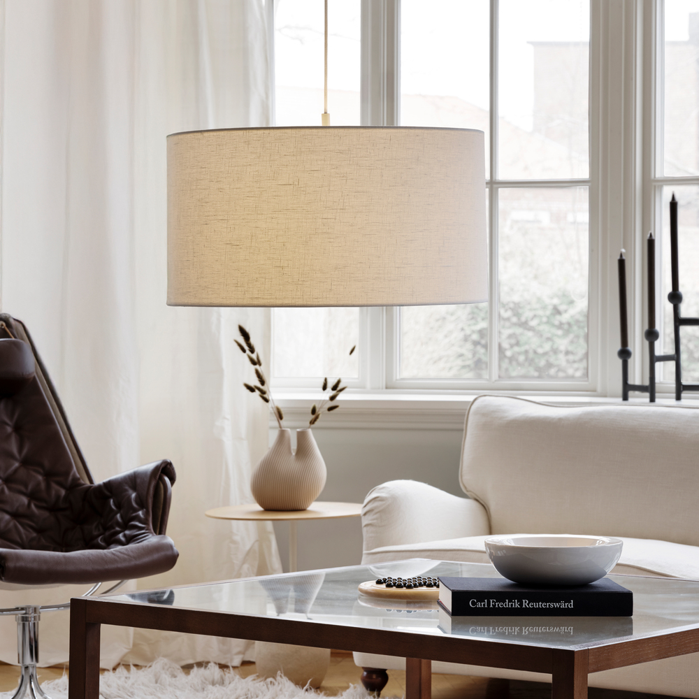 Soft Ø60 Blanco/arena Lámpas de techo De Belid - La l&aacute;mpara colgante Soft es una pieza elegante con una forma ligeramente redondeada que crea una luz c&aacute;lida y agradable.