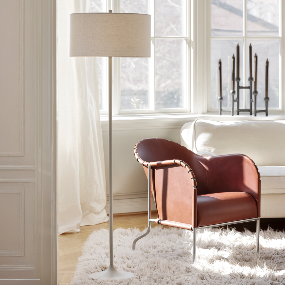 Soft Blanco/arena lámpara de pie De Belid - La pantalla, fabricada en lino europeo blanco, y la estructura met&aacute;lica color arena garantizan una agradable distribuci&oacute;n de la luz.