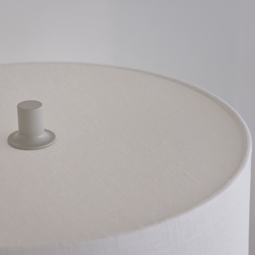 Soft 64cm Blanco/arena lámpara de mesa De Belid - La pantalla de lino europeo blanco y la base de metal color arena crean un ambiente agradable.